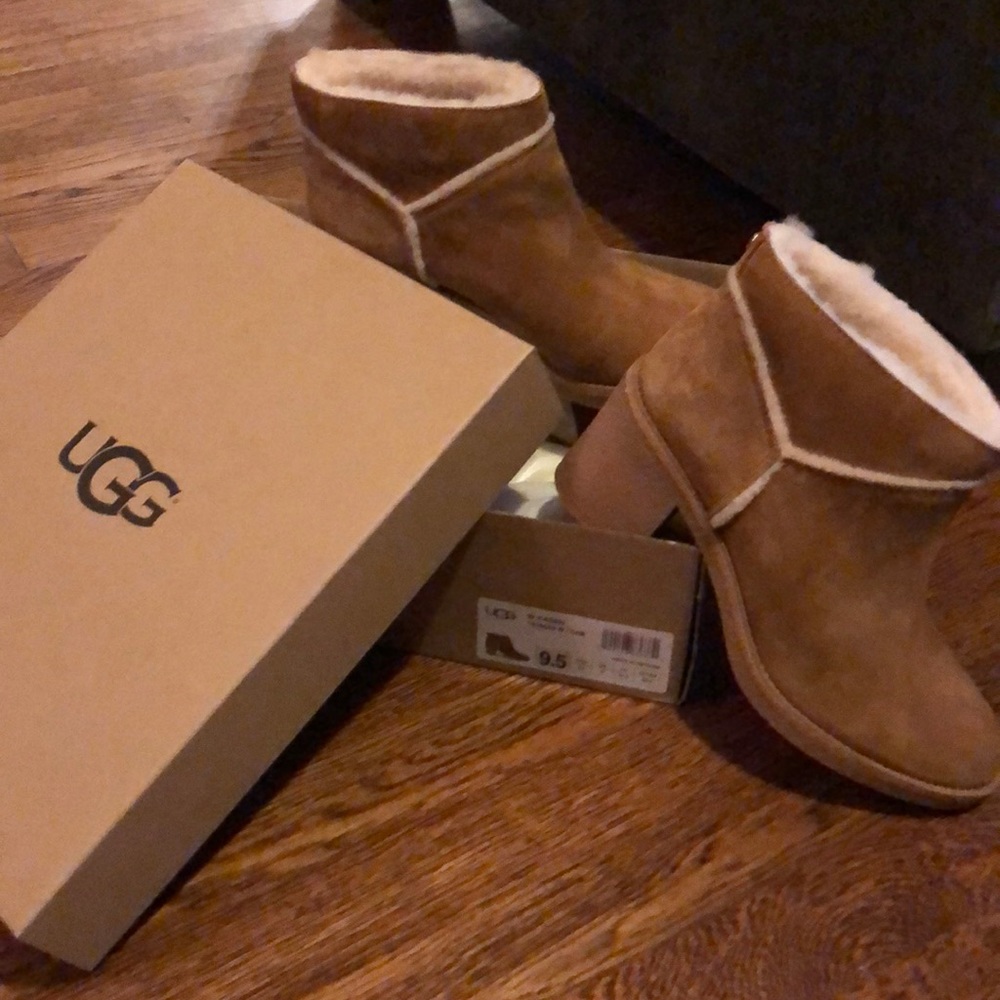* SOLD * Ugg short Kasen - new with box!